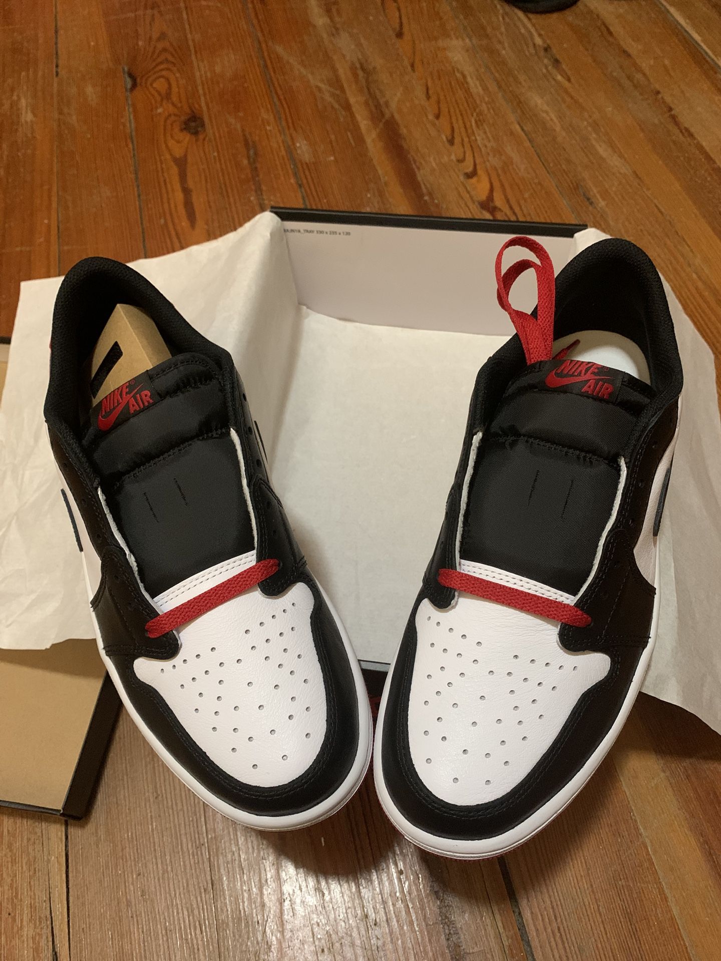 Jordan 1 - Black Toe Low