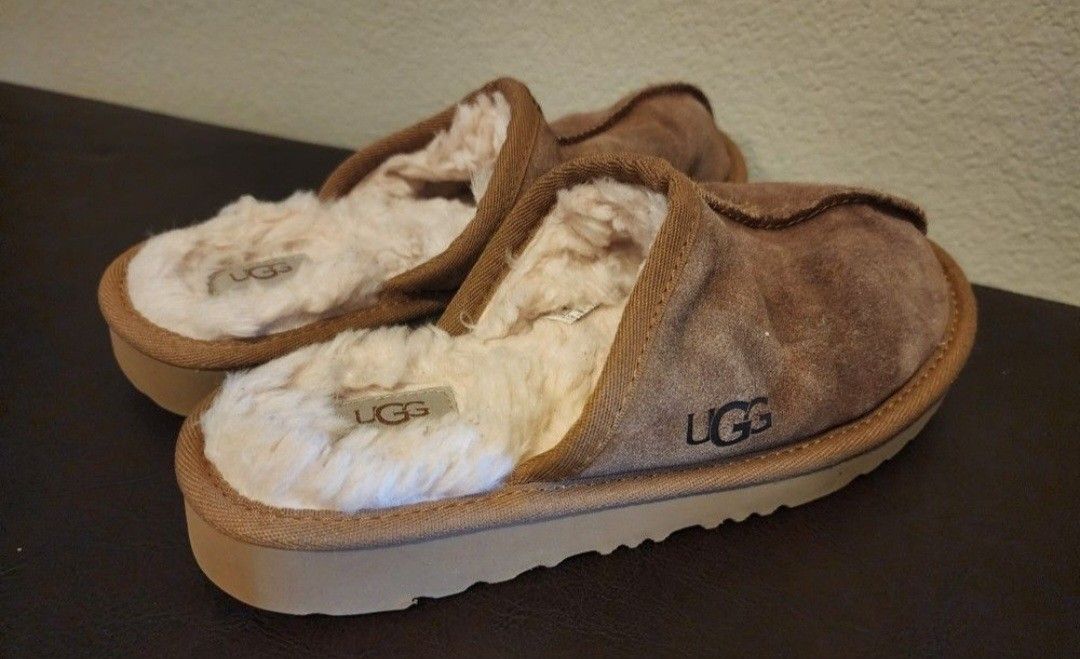 UGG Keegan Slipper for kids. Size USA 2, UK 1,,EUR 33,5, JAPAN 21. MADE IN VIETNAM.