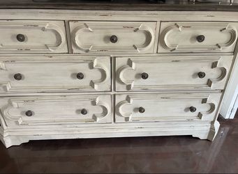 Lindenwood Dresser