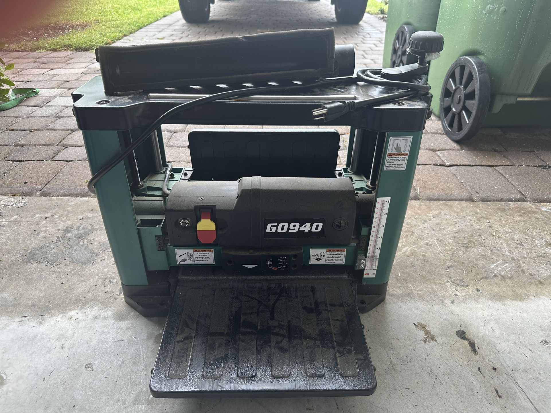 Grizzly G0940 Benchtop Planer with Helical Cutterhead