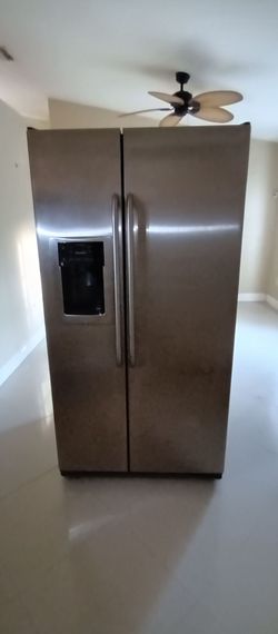 Clean General Electric Stainless Steel Refrigerator