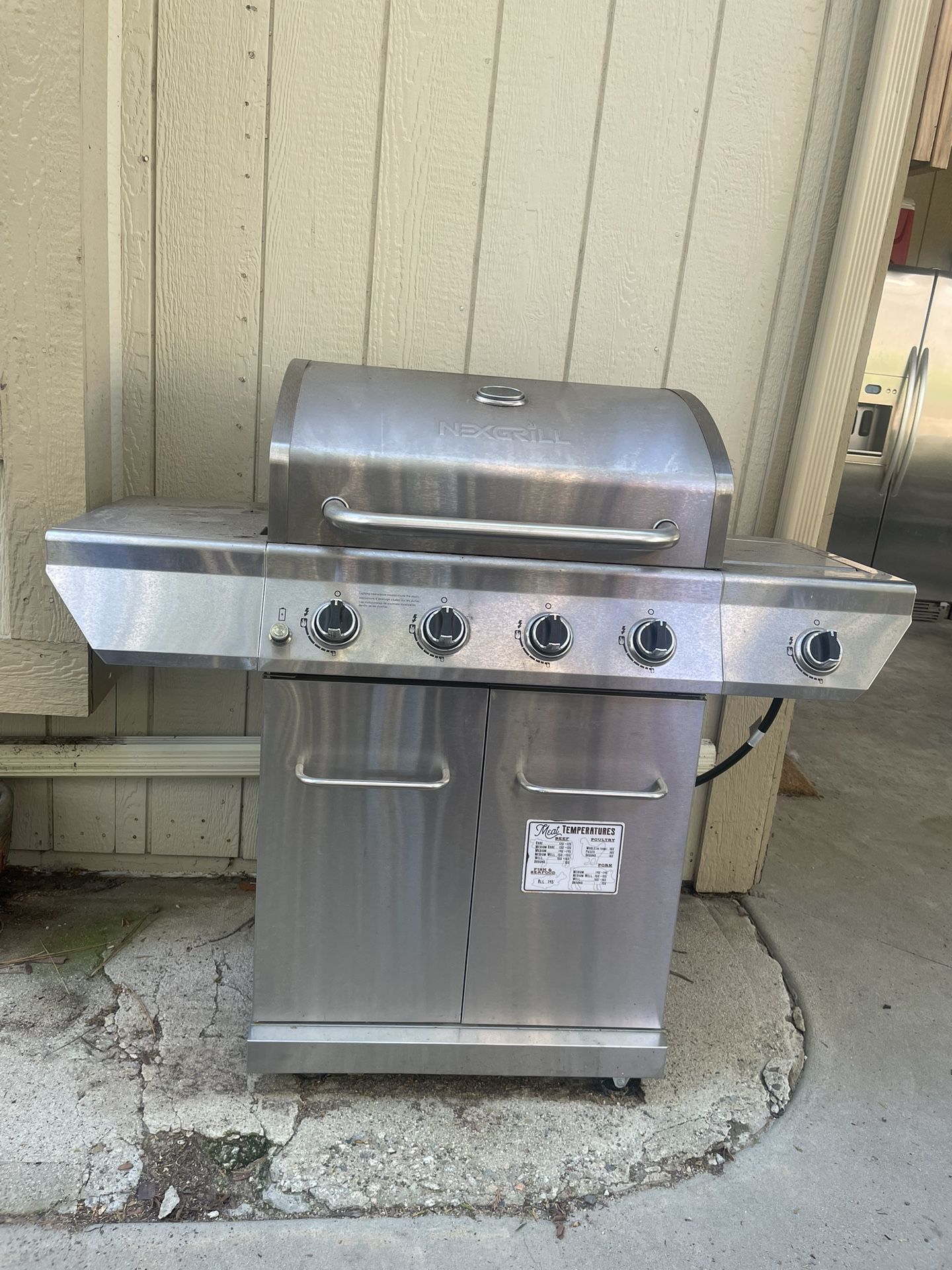 BBQ Nexgrill Gas Grill With Cover And Empty Propane Tank