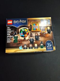 the LEGO Harry Potter Hogwarts Castle: Sorting Hat Ceremony (76460)not brand new
