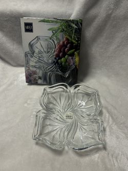 Mikasa Flores leaf-shaped pattern swirled petals 13” crystal dish