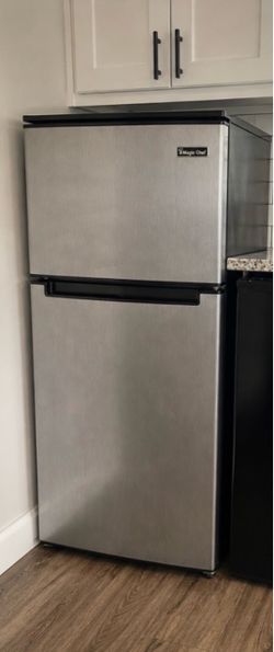 Mini fridge with freezer