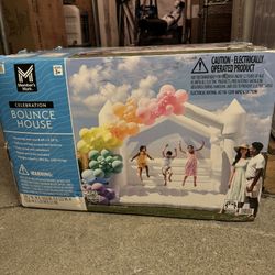 Member's Mark Celebration White Bounce House