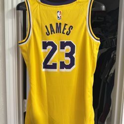 NBA - LeBron James - Lakers - New Jersey (Adult Small)