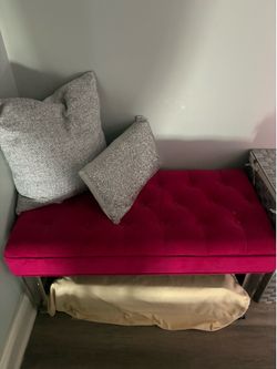Use fuchsia pink bench for a foot of the bed