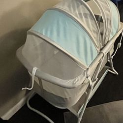 Bassinet With Zip Up Cover 