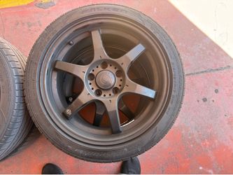 Wheels with tires.   Rines con llantas