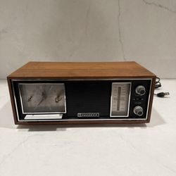 Vintage Walnut 1968 Panasonic RC-7247 AM/FM Clock Radio