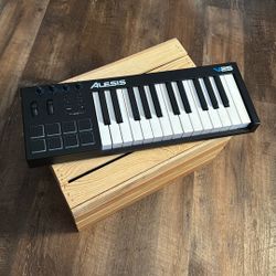 Alesis V25 Midi Keyboard (USB Cord Include:)