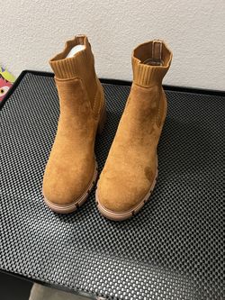 Women’s Block Heals Ankle Boots size 8W