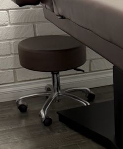 Thick padding rolling stool