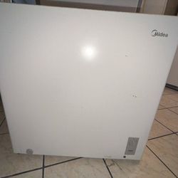 Midea White Freezer 