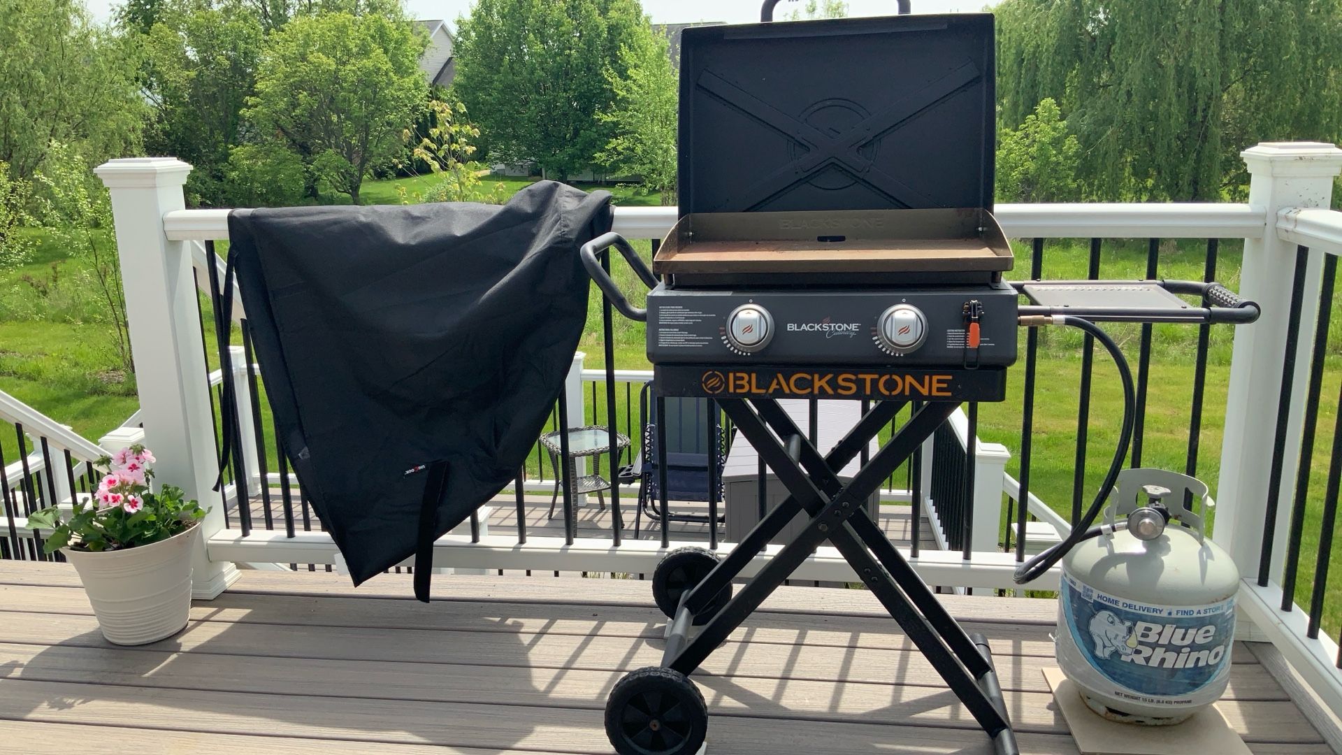 Blackstone 22” griddle W/hood & Flex fold Legs + Full Rhino Blue Rhino Propane Tank.