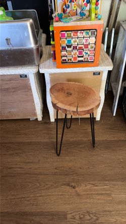 Round live Edgewood table with