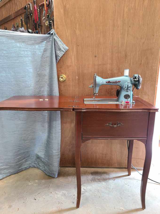 Vintage Working Sewing Machine 