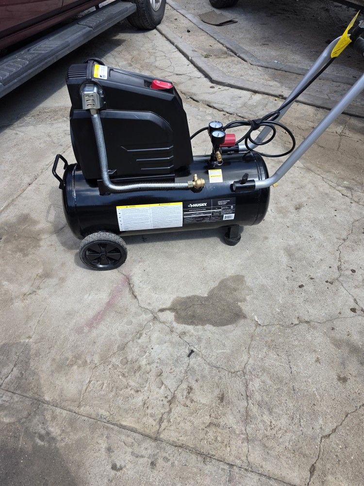 Husky
8 Gal. 150 PSI Portable Electric Oil-Free Horizontal Hotdog Air Compressor with Rubber Wheels and 1-Quick Coupler