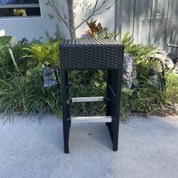 Bar stools ( 2 ) black color,very  good condition , and very strongs, $ 90 .