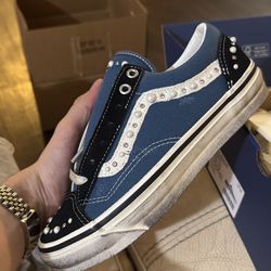 New vans pearlized blue sneaker size 7 women’s