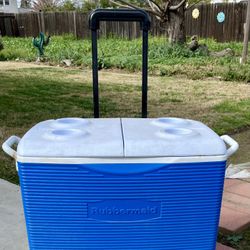 Rubbermaid Cooler With Wheels And Cup Holders On Top 