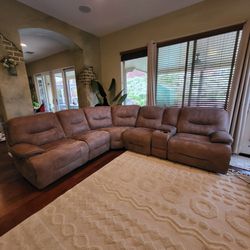 🤎🤎Large 5 Seat Sectional with 2 Recliners🤎🤎 4 USB, 2 Regular Outlets****Will Come With A NEW BOXED  White Ottoman ***