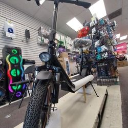 El patinete eléctrico Joyhis viene con faro intermitente. 
