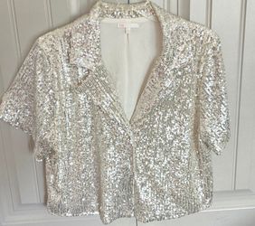 ✨️ "AN ABSOLUTE PARTY SHOWSTOPPER!"⚡️💫Gianni Bini💫 Short-sleeve Jacket~ Features a SILVER SEQUINED finish and a Two-button front. A dazzling✨️ meta