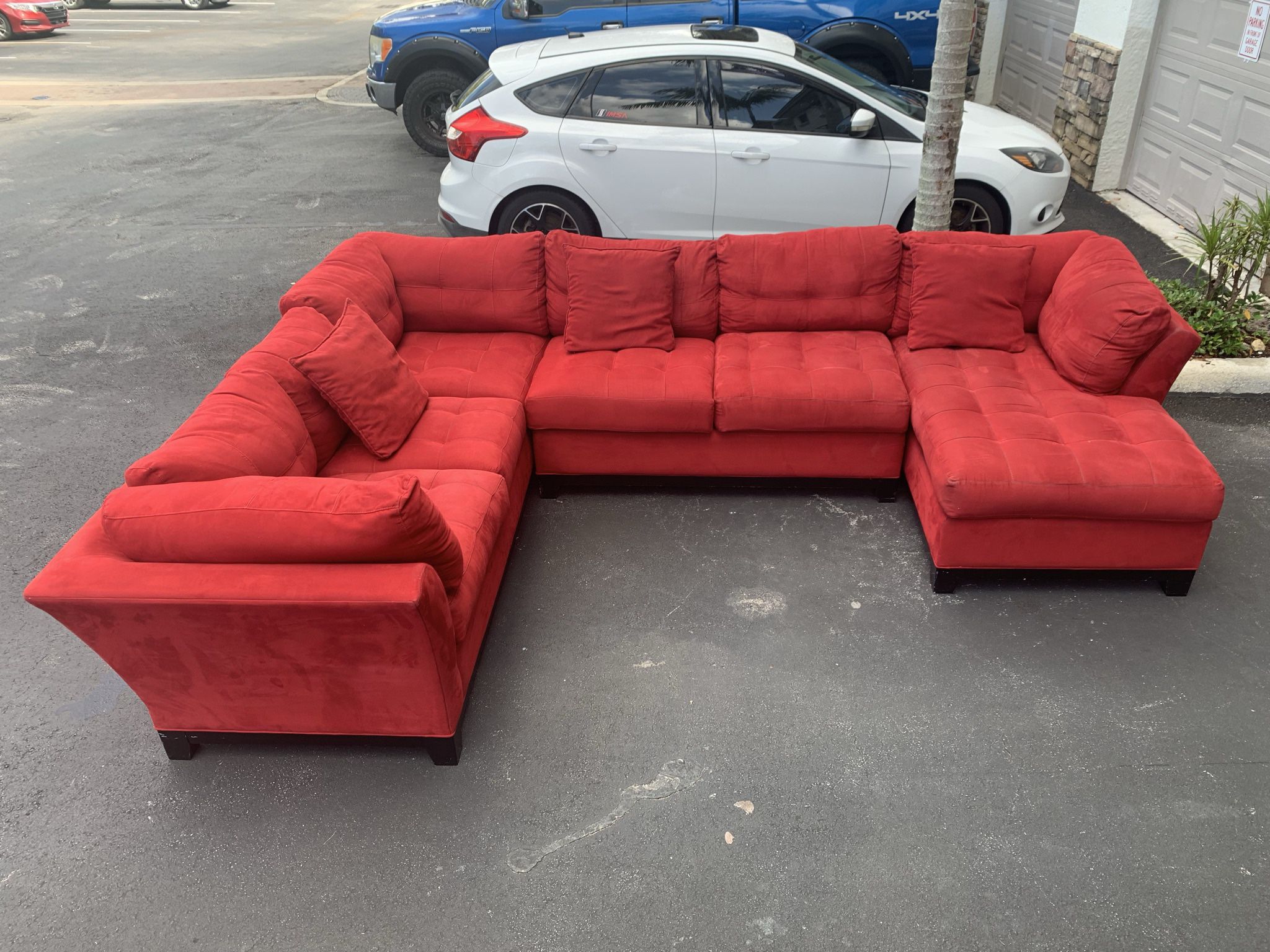 SECTIONAL SOFA COUCH U SHAPE RED COLOR BY CINDY CRAWFORD delivery is negotiable