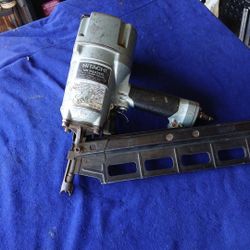 Used Hitachi Freiming Nailer Good Condición 