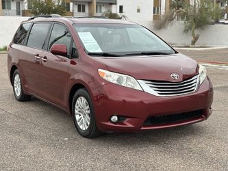 2016 Toyota Sienna XLE 8-Passenger LEATHER / MOON ROOF TOYOTA SIENNA