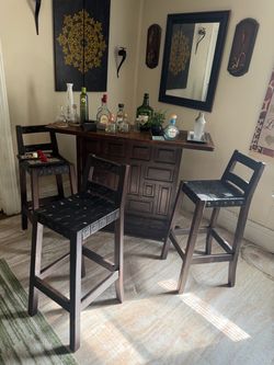 Beautiful complete Bar w chairs
