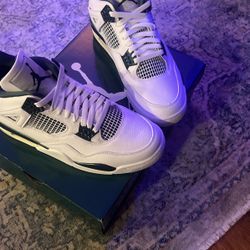 Some Jordan fours retros size 9 1/2