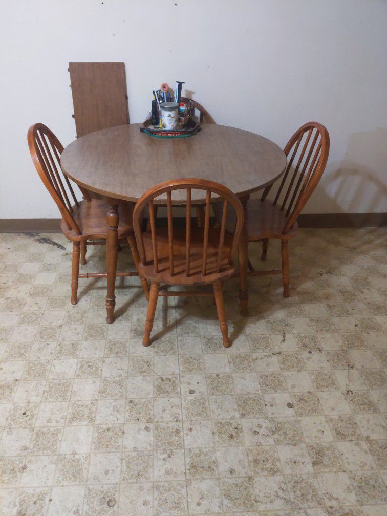 Wood Dining Room Table W/ 4 Chairs & Leaf Extension