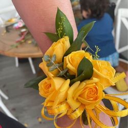  Corsages And Boutonniere 