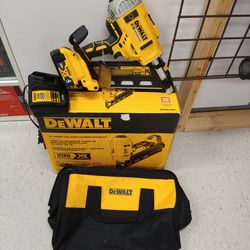 DeWalt 20v Max 30° Paper Collated Framing Nailer KIT Brand New Firm Price Non Negotiable (DCN692M1)
