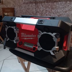 MILWAKEE JOBSITE RADIO AM-FM. RADIO RESISTENTE PARA CONSTRUCCION