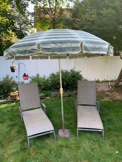 PATIO UMBRELLA and BASE - 7 foot w 12 Steel Ribs & Crank Lift