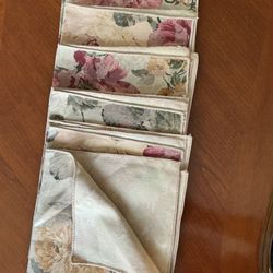 Napkins, Set of 6, reversible floral 17.5” X 17.5”.