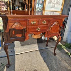  VERY NICE LOOKING VINTAGE  LEXINGTON  SIGN  HALL CONSOLE TABLE  MADE IN THE  USA  about  25 YEARS OLD 
