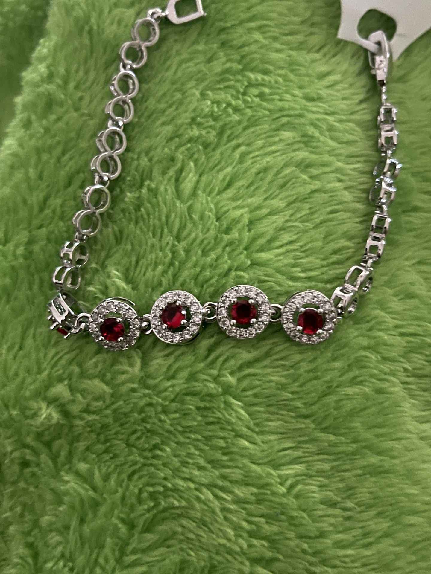 : Elegant Ruby and Diamond-Inspired Bracelet - Perfect Gift for Any Occasion Description: This luxurious bracelet features a modern and delica
