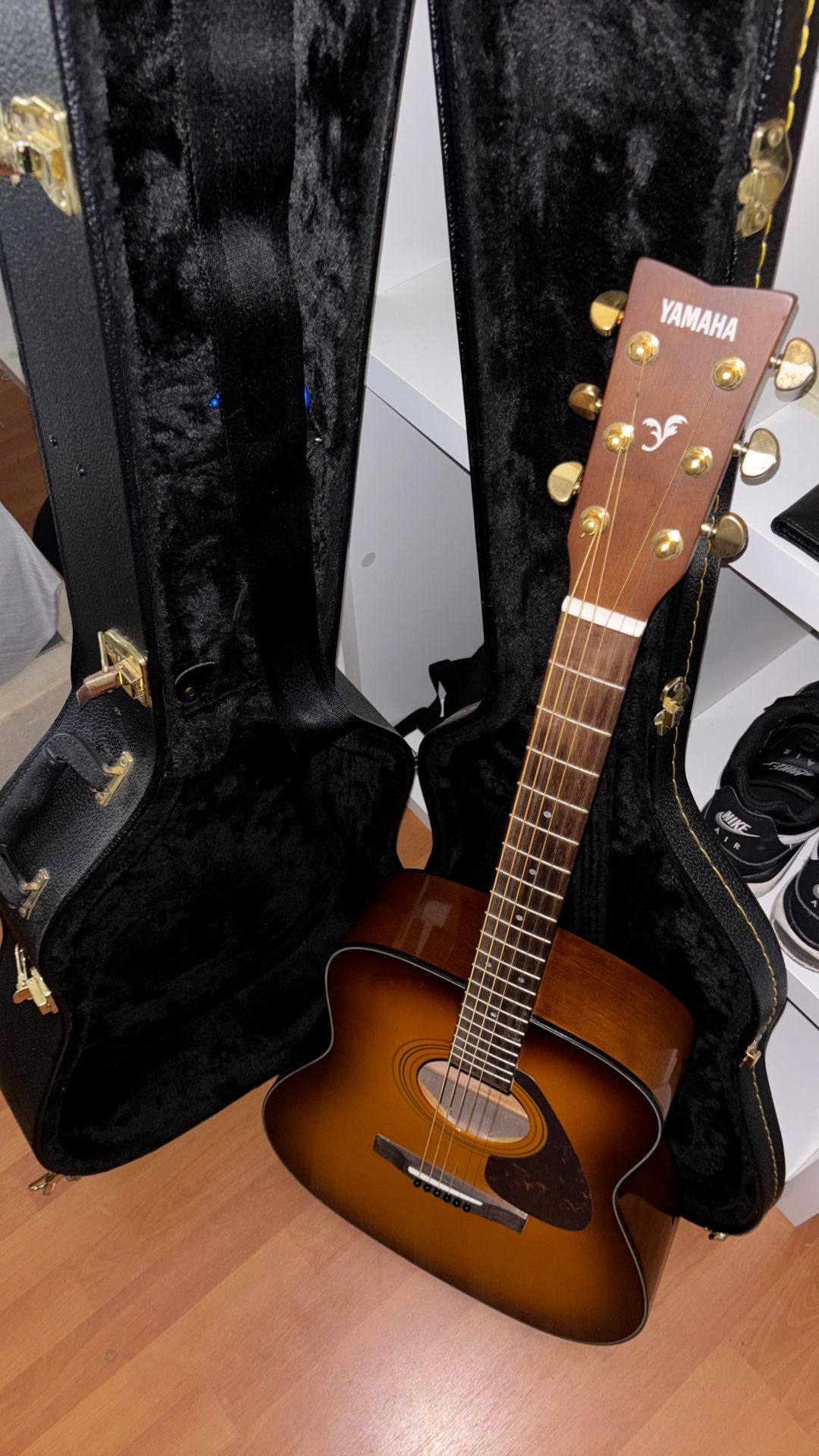 YAMAHA Guitar (Gold)