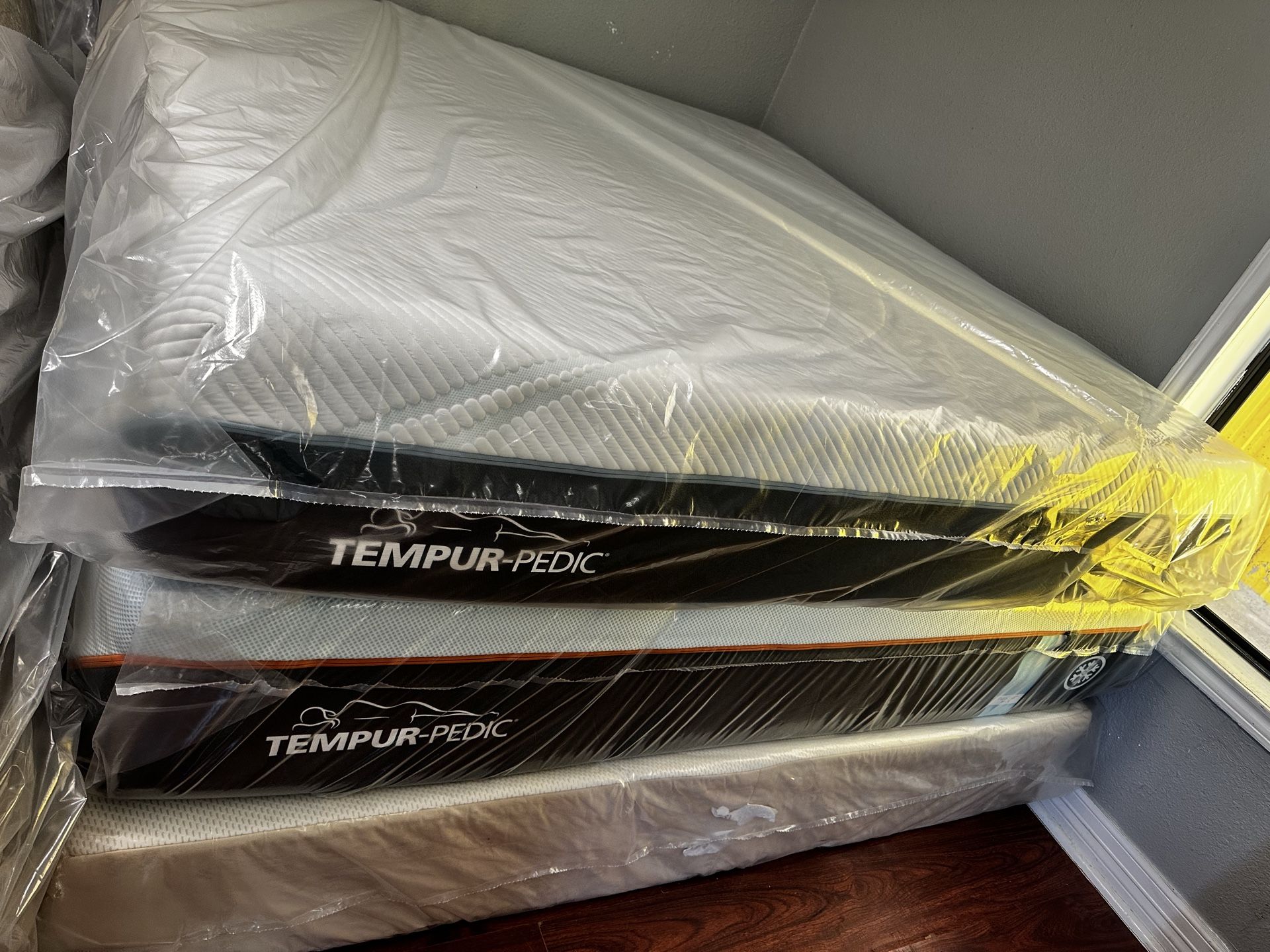 Ofrecemos una amplia variedad de colchones de las mejores marcas, incluyendo TEMPUR PEDIC, BEAUTYREST, SEALY, SERTA, STEARNS AND FOSTER, entre otras.