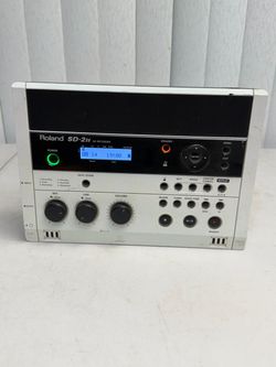 Roland SD-2U SD RECORDER DIGITAL RECORDER. Used in good with some cosmetic blemishes. These blemishes are in the form of some scratches and scuff mar