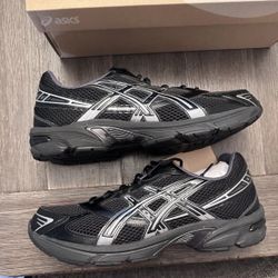 DS Asics 1130 Black/Silver Size 11M 