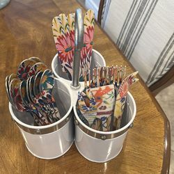 White/metal accent silverware holder