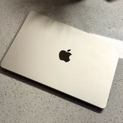 Macbook Air M2 13” ~ Starlight