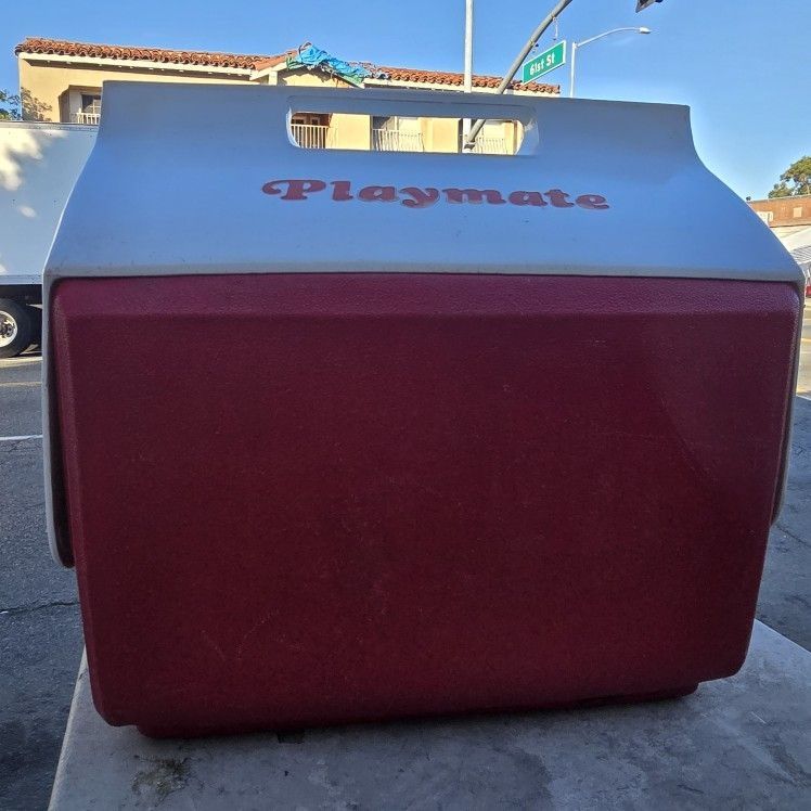 Igloo 4 Qt Playmate Mini Hardsided Lunch Box Cooler Red