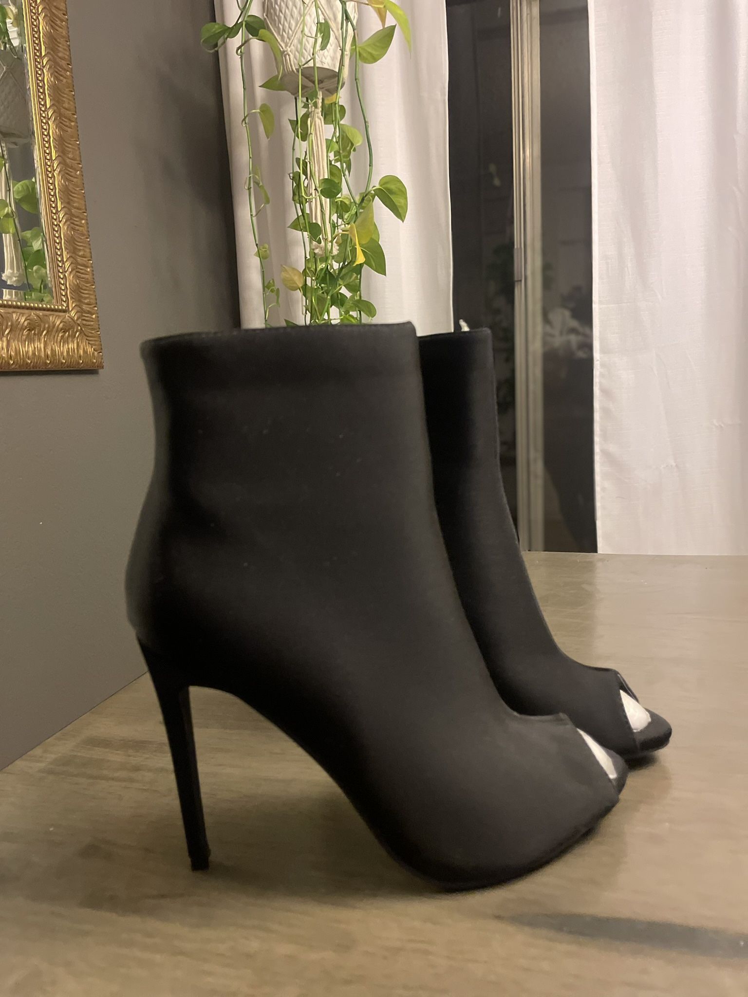 Fashionova Black Heeled Booties Size 8